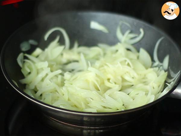 Flammekueche, alsatian tarte flambée - Preparation step 4