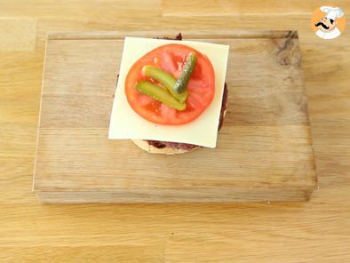 Red beans vegetarian cheeseburger - video recipe! - Recipe Petitchef