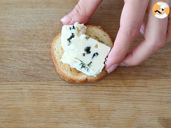 Roquefort toasts with walnuts and honey - Preparation step 1