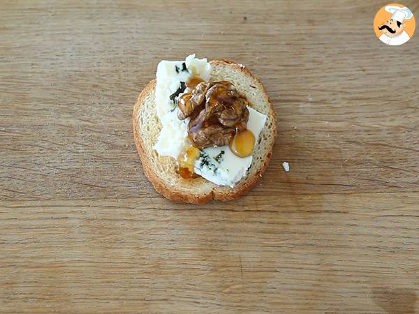 Roquefort toasts with walnuts and honey - Preparation step 2