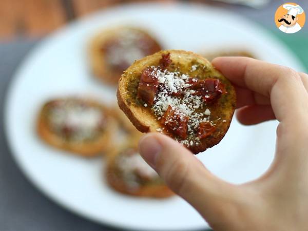 Toasts with pesto, parmesan, and sun-dried tomatoes - Preparation step 3