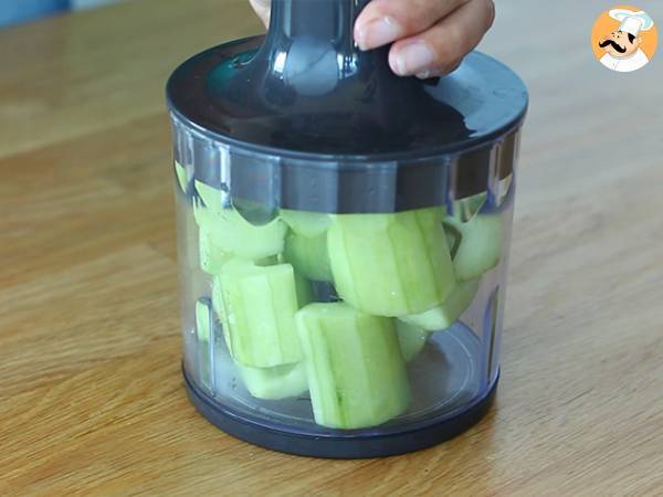 Tzatziki, the greek sauce with cucumber and yogurt - Preparation step 2