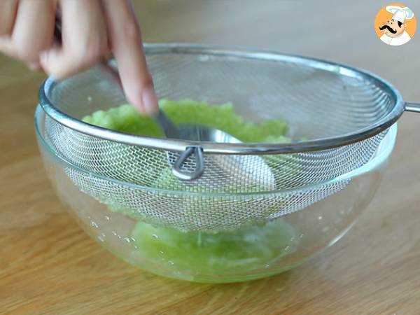 Tzatziki, the greek sauce with cucumber and yogurt - Preparation step 3