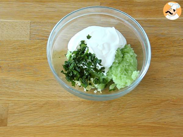 Tzatziki, the greek sauce with cucumber and yogurt - Preparation step 4