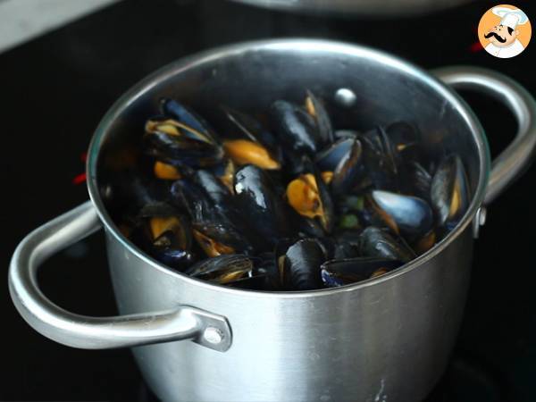 Mussels in white wine, a simple and delicious recipe - Preparation step 3