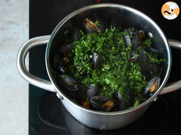 Mussels in white wine, a simple and delicious recipe - Preparation step 4