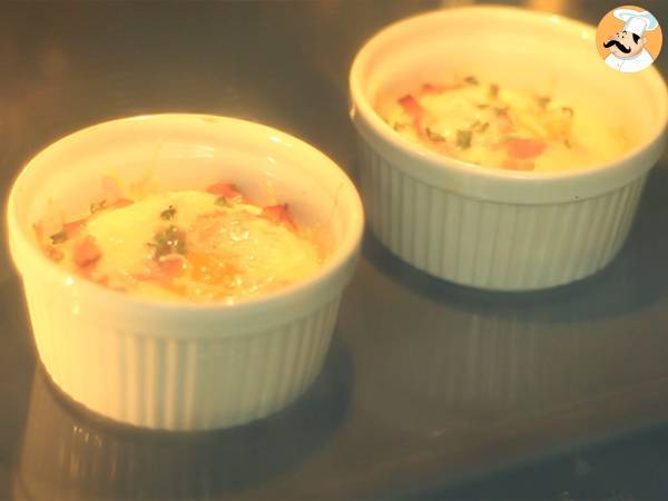 Baked eggs with bacon and chives: a quick recipe - Preparation step 3