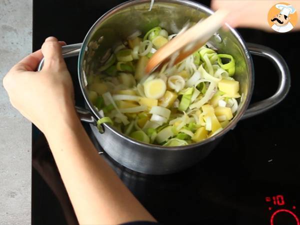 Easy and quick leek and potato soup - Preparation step 2