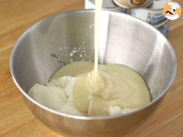 Condensed milk cheesecake with berry compote - Preparation step 2