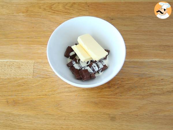 Two-tone chocolate/vanilla muffins with a chocolate core - Preparation step 1