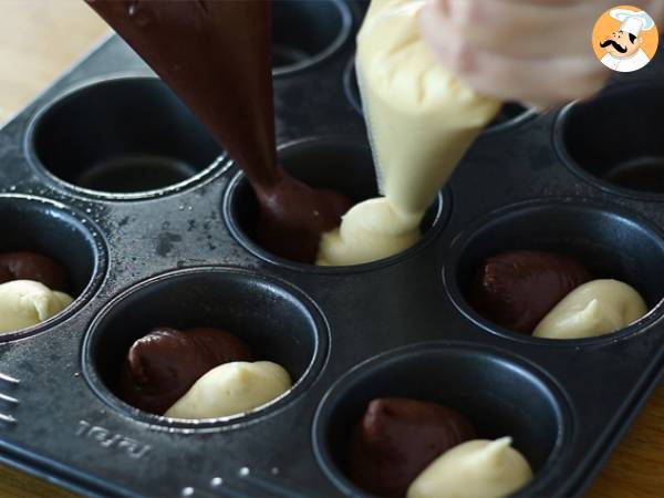 Two-tone chocolate/vanilla muffins with a chocolate core - Preparation step 5