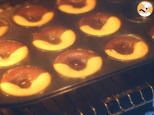 Two-tone chocolate/vanilla muffins with a chocolate core - Preparation step 7