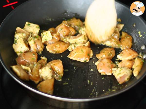 Chow mein (chao men), chinese noodles with chicken and vegetables - Preparation step 2