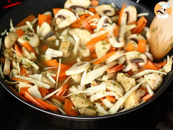 Chow mein (chao men), chinese noodles with chicken and vegetables - Preparation step 3