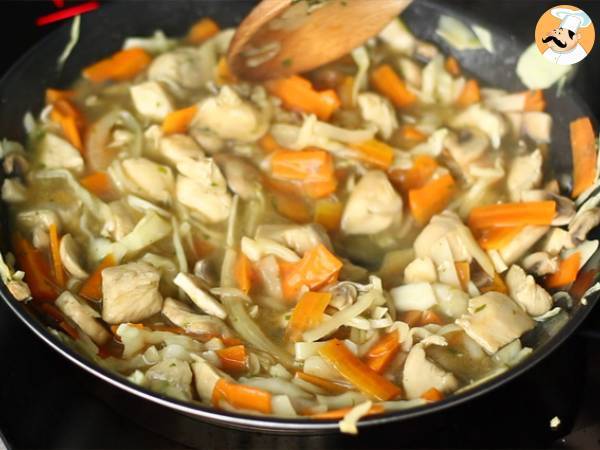 Chow mein (chao men), chinese noodles with chicken and vegetables - Preparation step 5