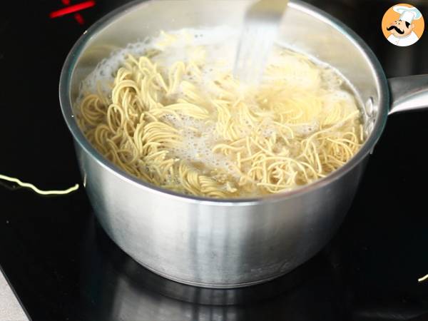 Chow mein (chao men), chinese noodles with chicken and vegetables - Preparation step 6