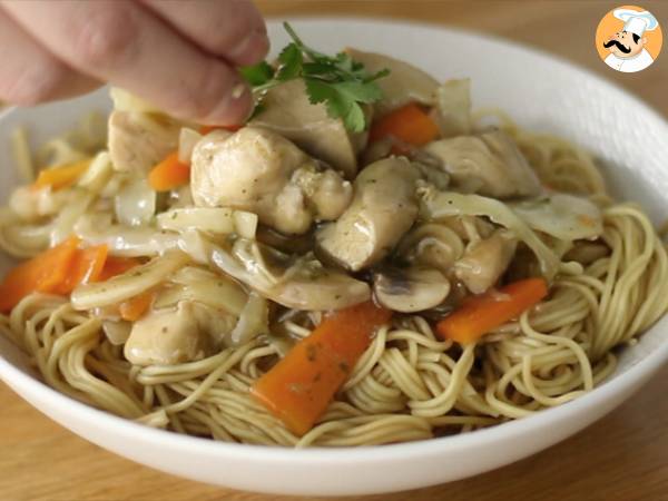 Chow mein (chao men), chinese noodles with chicken and vegetables - Preparation step 7