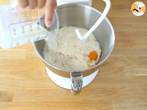 Chinese brioche filled with vanilla custard and chocolate chips - Preparation step 1