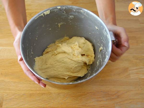 Chinese brioche filled with vanilla custard and chocolate chips - Preparation step 2