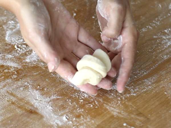 Step-by-step French croissants explained - Preparation step 16
