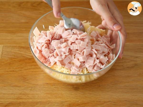 Macaroni fritters with ham and cheese - Preparation step 1