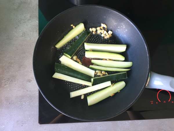 Zucchini with lemon and feta - Preparation step 2