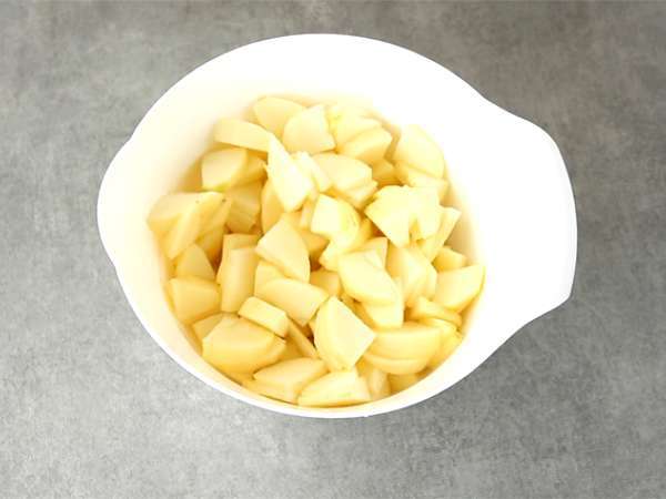 Apple, walnut, and cinnamon cake - Preparation step 1