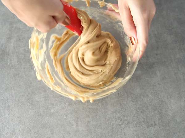 Apple, walnut, and cinnamon cake - Preparation step 3