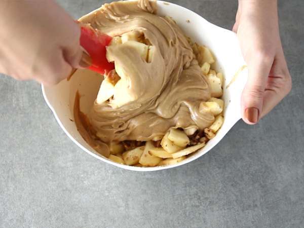 Apple, walnut, and cinnamon cake - Preparation step 4