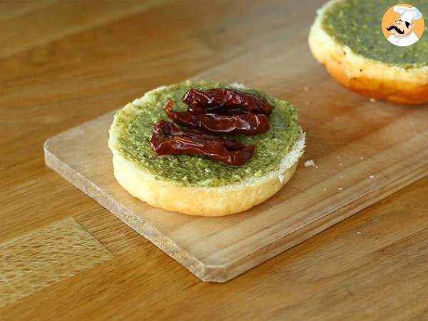 Italian style burger: pesto, sundried tomatoes, mozzarella - Preparation step 2