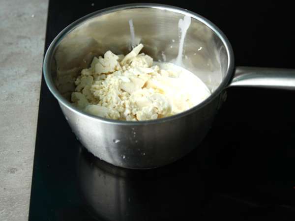 Cauliflower and coconut cream soup with salmon - Preparation step 1