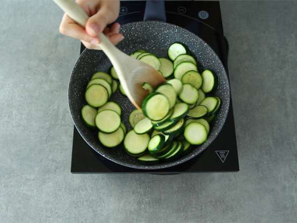Zucchini and goat cheese clafoutis - Preparation step 1