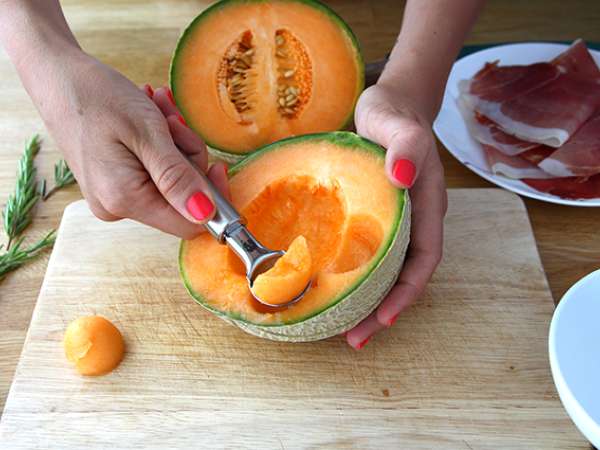 Appetizer skewers with melon, ham, and rosemary - Preparation step 1