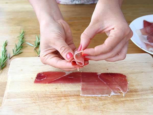 Appetizer skewers with melon, ham, and rosemary - Preparation step 2