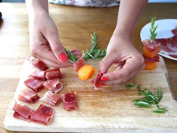 Appetizer skewers with melon, ham, and rosemary - Preparation step 3