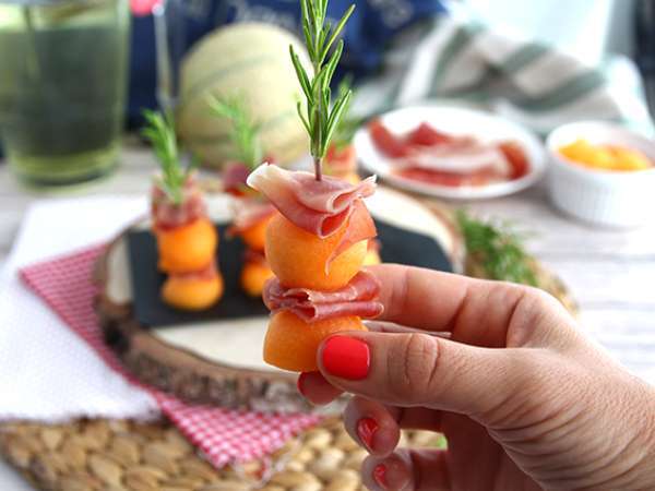 Appetizer skewers with melon, ham, and rosemary - Preparation step 4