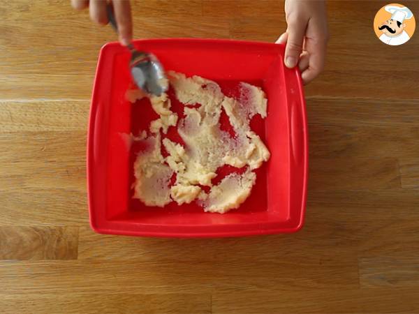 Upside-down mirabelle plum cake with almonds - Preparation step 1