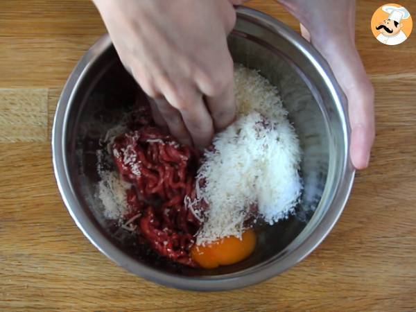 Beef meatballs stuffed with mozzarella - Preparation step 2