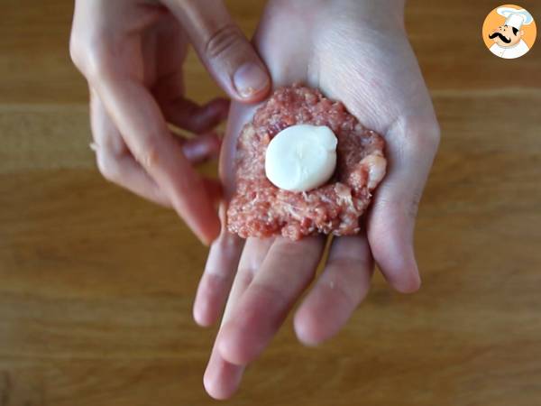 Beef meatballs stuffed with mozzarella - Preparation step 3