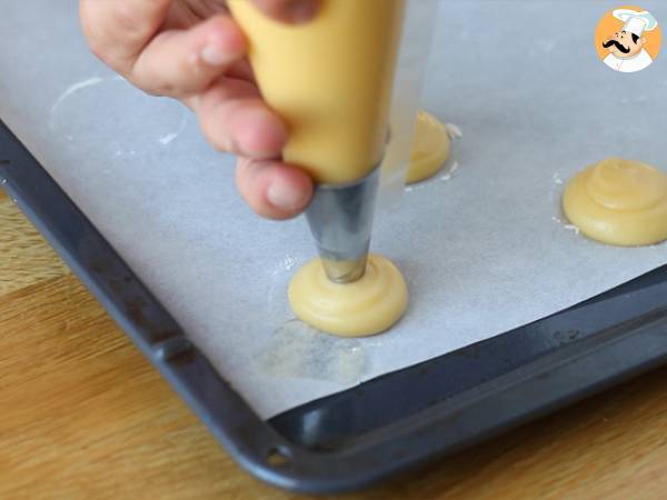 Craquelin topped vanilla cream puffs - Preparation step 12