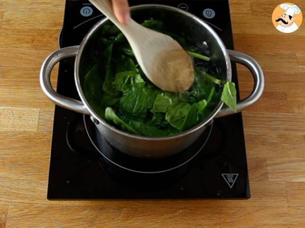 Spinach, ricotta, and egg pie - italian torta pasqualina - Preparation step 2