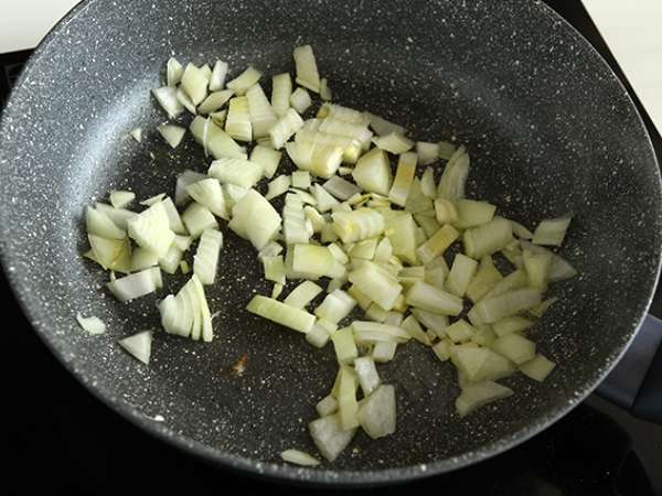 Macaroni pasta risotto with peas, zucchini, and garlic herb cheese - Preparation step 2
