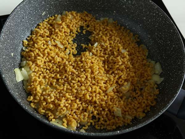 Macaroni pasta risotto with peas, zucchini, and garlic herb cheese - Preparation step 3