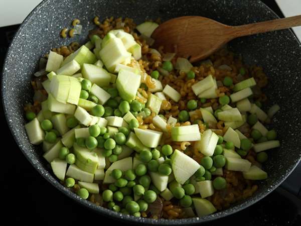 Macaroni pasta risotto with peas, zucchini, and garlic herb cheese - Preparation step 4