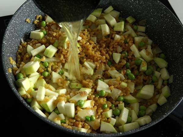 Macaroni pasta risotto with peas, zucchini, and garlic herb cheese - Preparation step 5