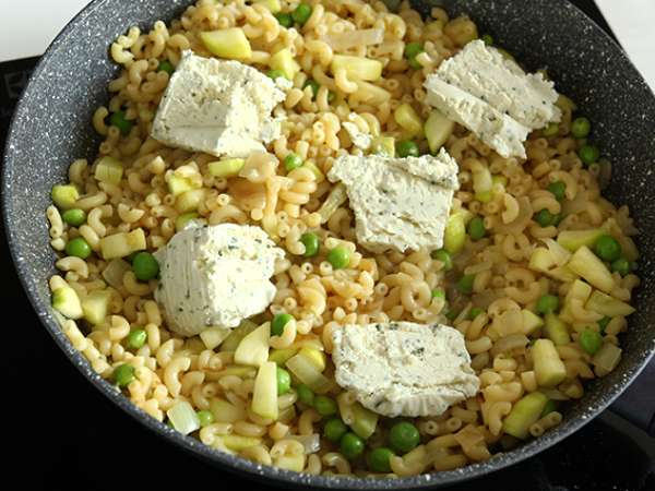 Macaroni pasta risotto with peas, zucchini, and garlic herb cheese - Preparation step 6