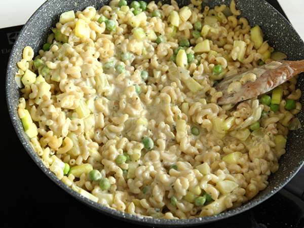 Macaroni pasta risotto with peas, zucchini, and garlic herb cheese - Preparation step 7