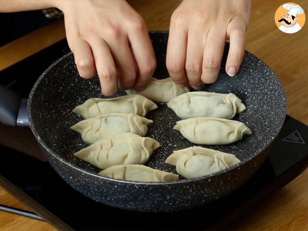 Chicken, carrot, and mushroom gyozas - Preparation step 10