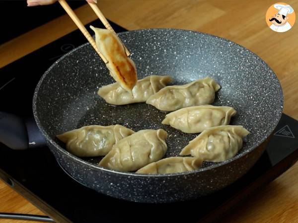 Chicken, carrot, and mushroom gyozas - Preparation step 11