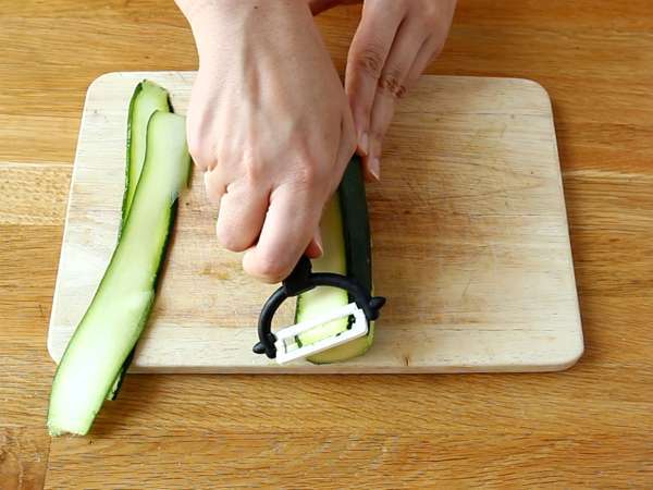 Zucchini and smoked salmon rolls - Preparation step 1